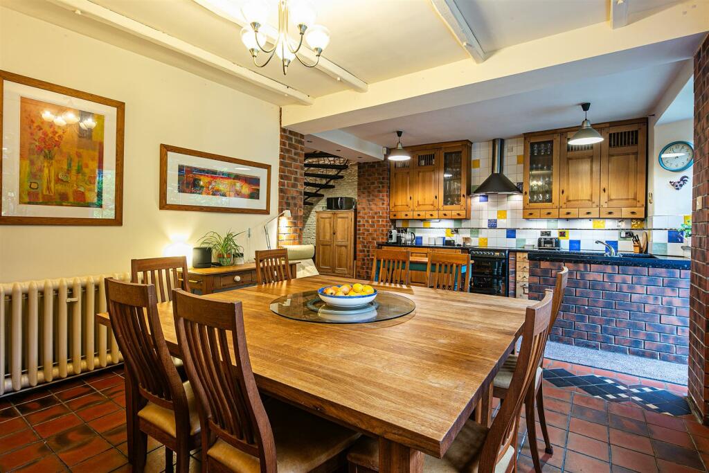 Dining area in kitchen