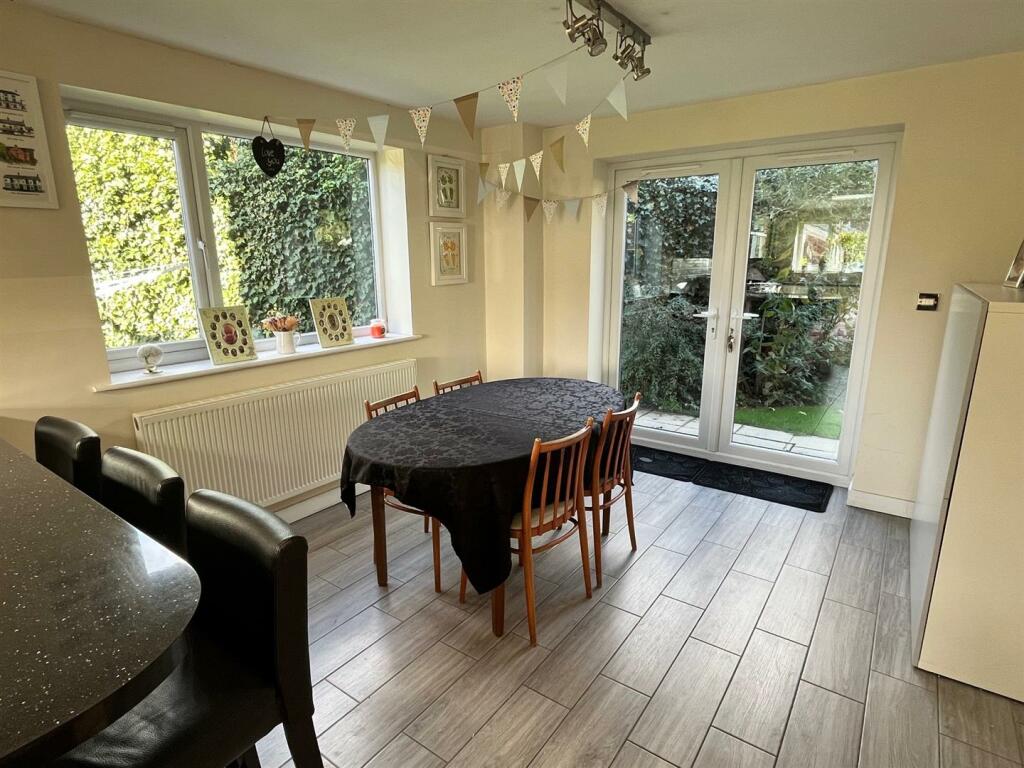 Open plan kitchen/dining room