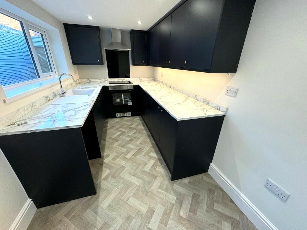 FITTED KITCHEN