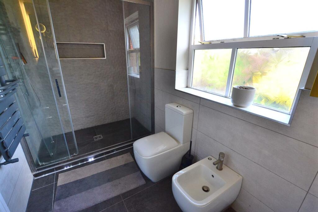 EN-SUITE SHOWER ROOM