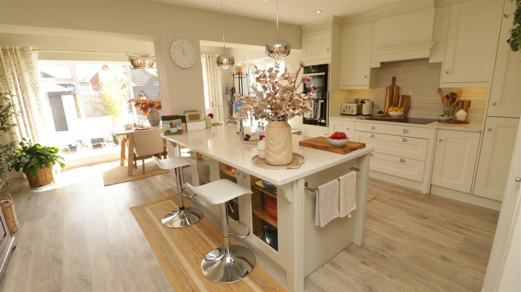 Stunning Dining Kitchen