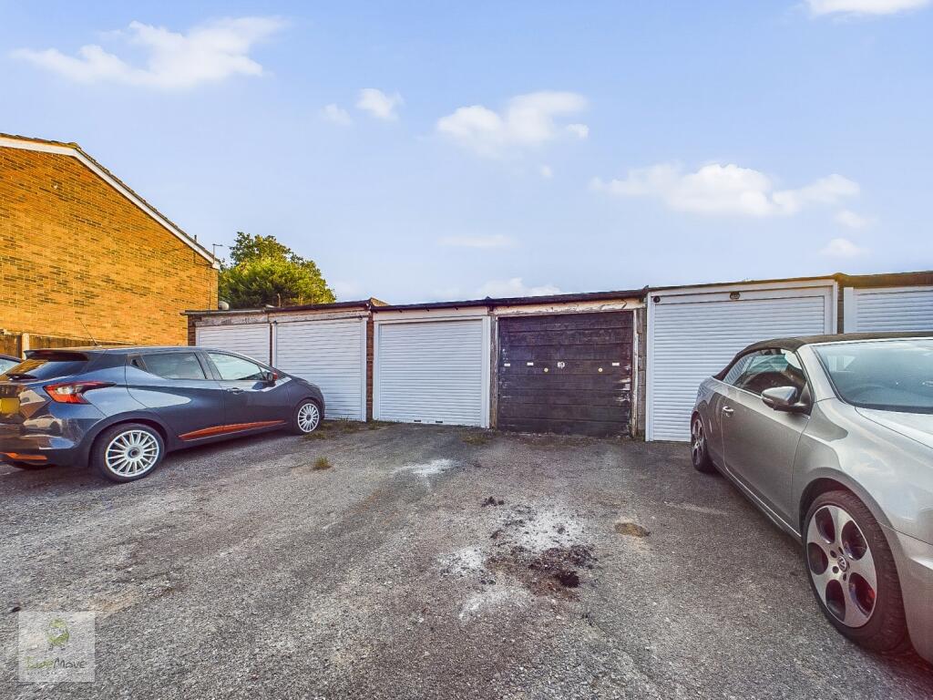 Garage En-Bloc With Parking