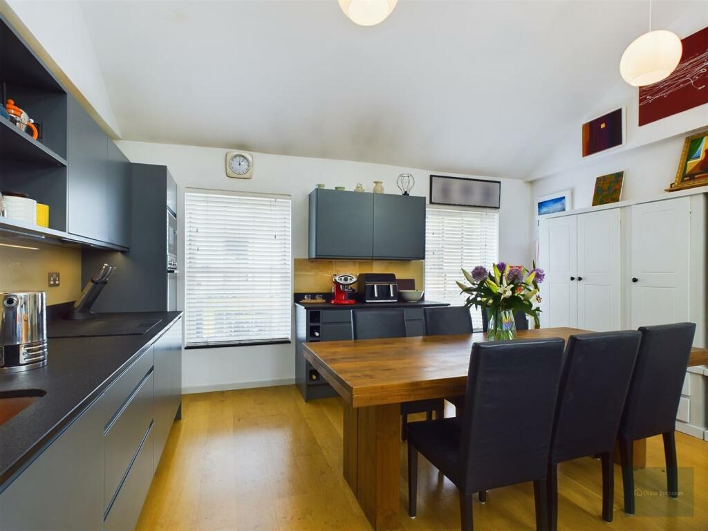 Kitchen/Dining area