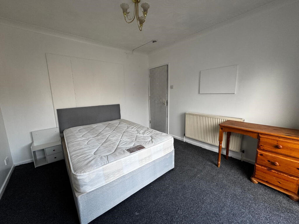 No Deposit Option, Double Bedroom, Abercorn Gardens, Romford, RM6