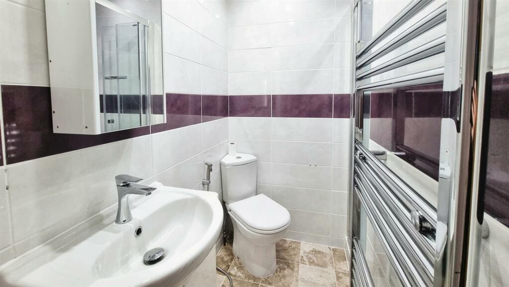 5bfe265a-bathroom2.jpg