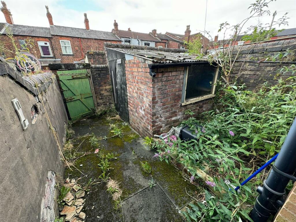 Rear Garden and Outbuilding