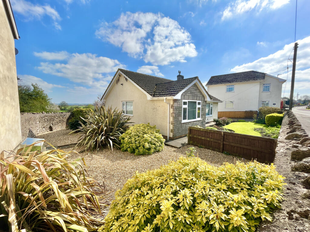 BEAUTIFUL DETACHED BUNGALOW LOCATED IN AYLBURTON 