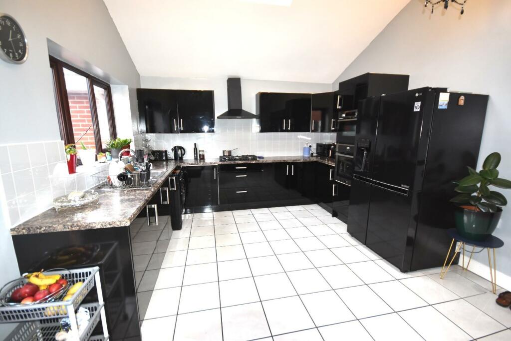 KITCHEN/DINING AREA