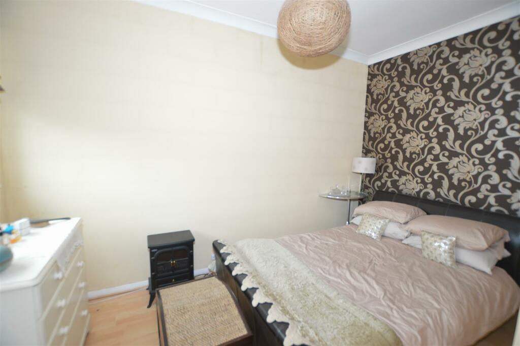 31 Derwent Road bed 4.JPG