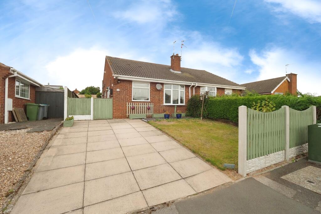 Lovely front shot of this lovely bungalow