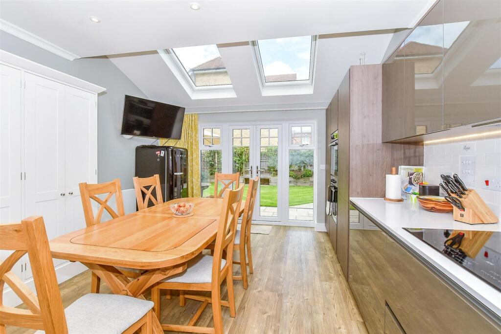 Kitchen/ Dining Room