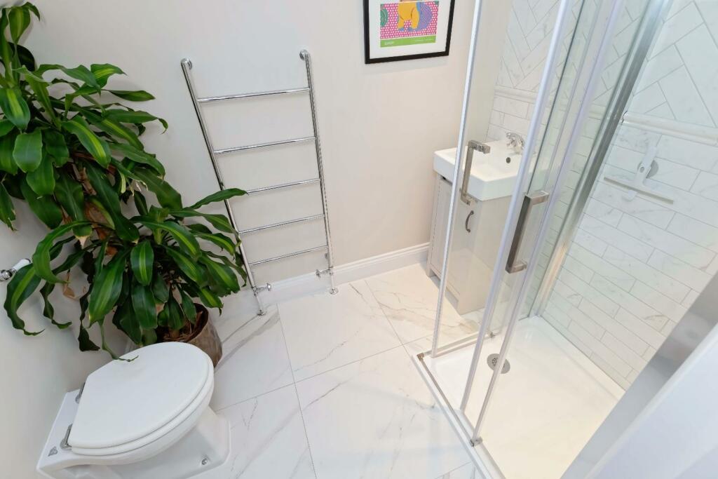 Haddington ensuite 1 .jpg