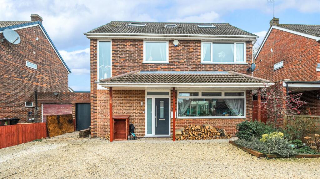 Chatsworth Avenue, Winnersh, Berkshire, RG41 5EU