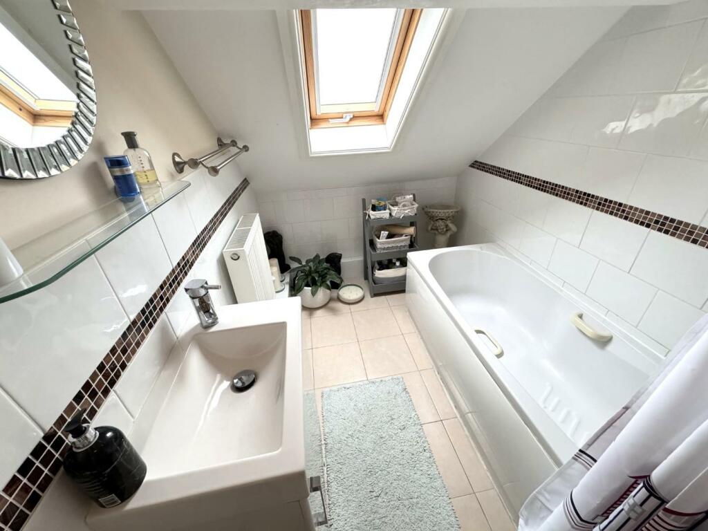 EN-SUITE BATHROOM