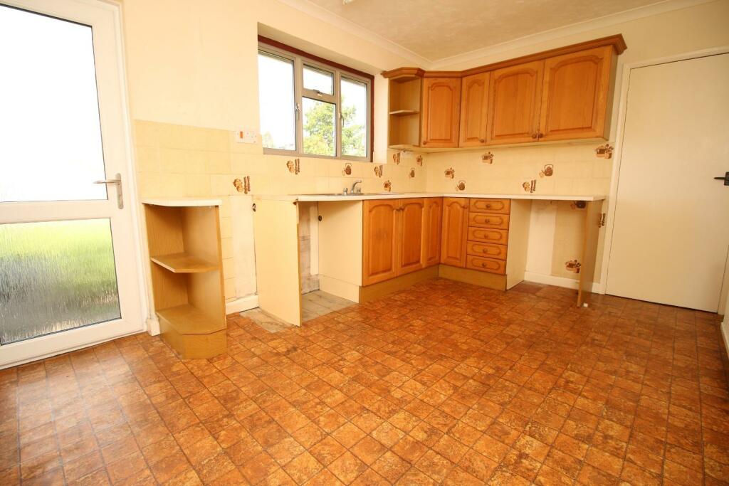 4 - kitchen breakfast room.JPG