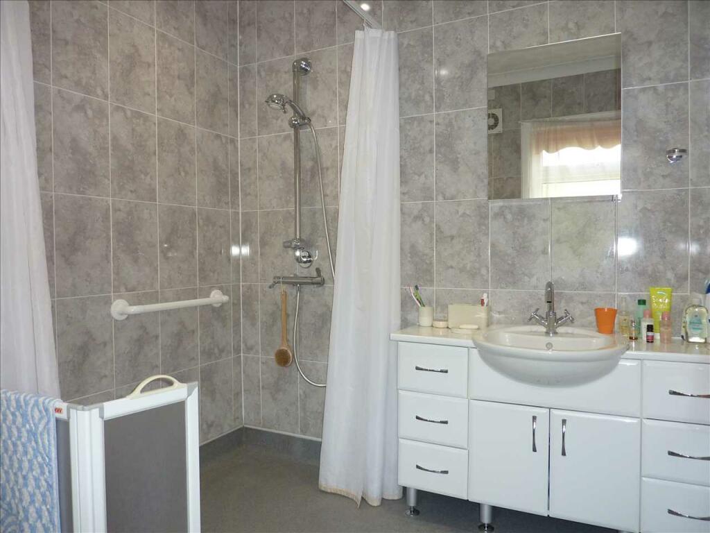 SHOWER ROOM