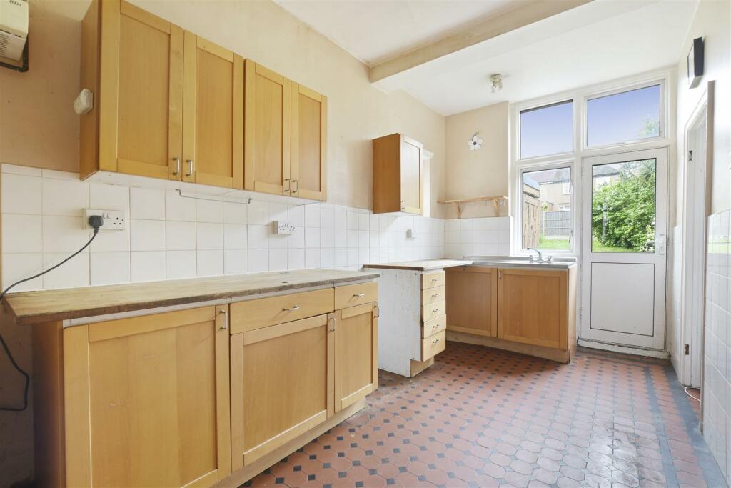 10-71f5GCWT - 12 Irwin Gdns - Kitchen -Original (6