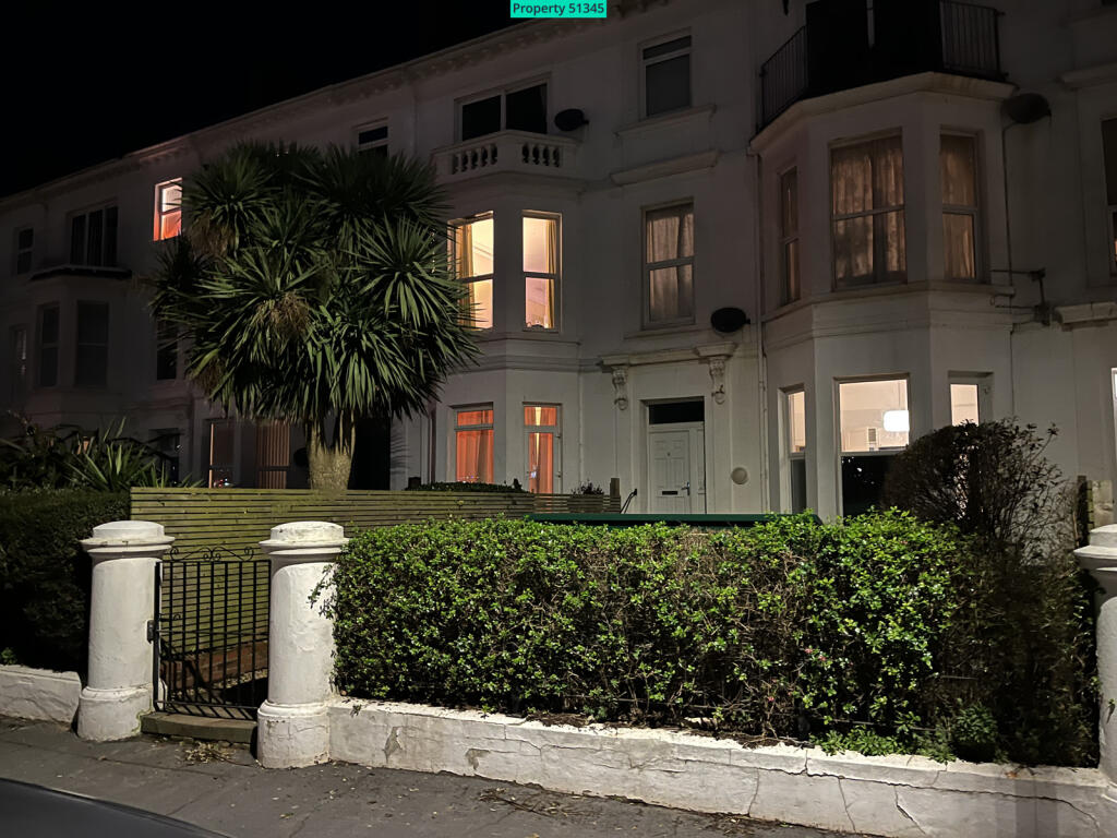 Front hedge and entrance 