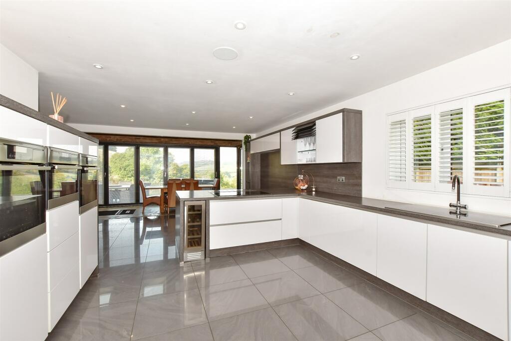 Kitchen/ Dining Area