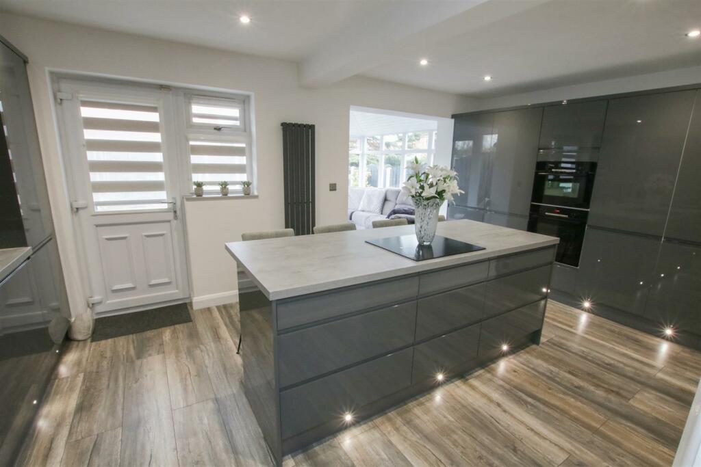 OPEN PLAN &#39;ISLAND&#39; DINING KITCHEN