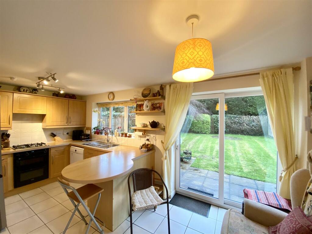 KITCHEN/BREAKFAST AREA