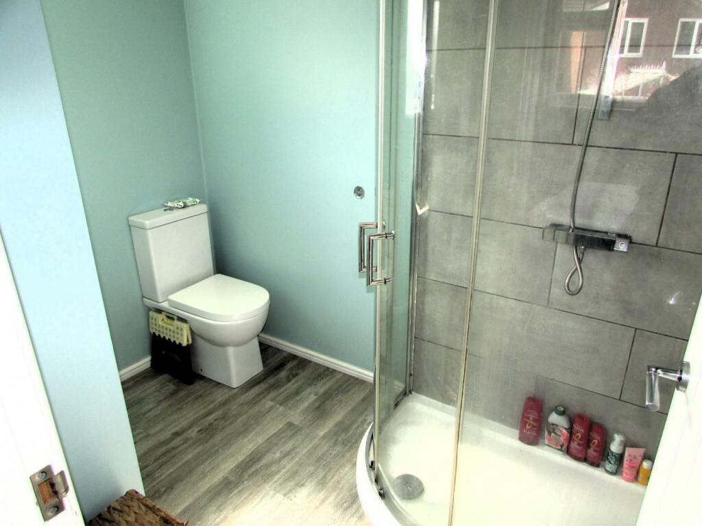 WyeAve7NEWensuite.JPG