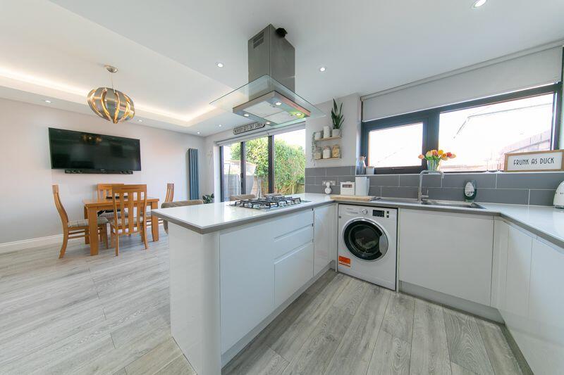 Kitchen &amp; dining space