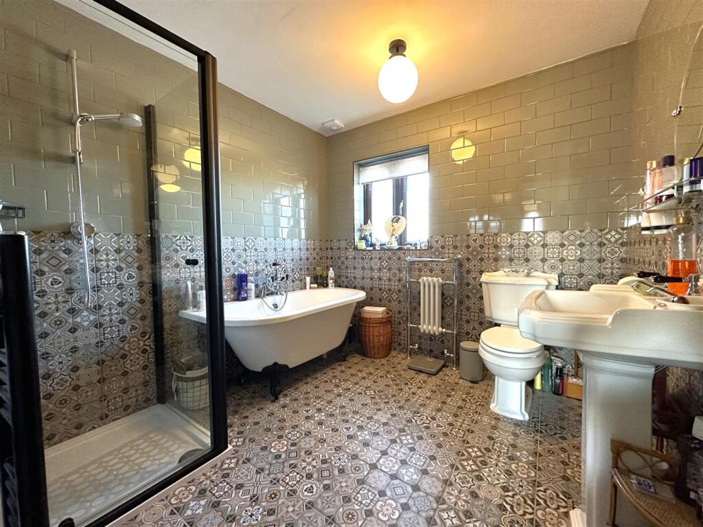 Stunning Four-Piece Bathroom 954