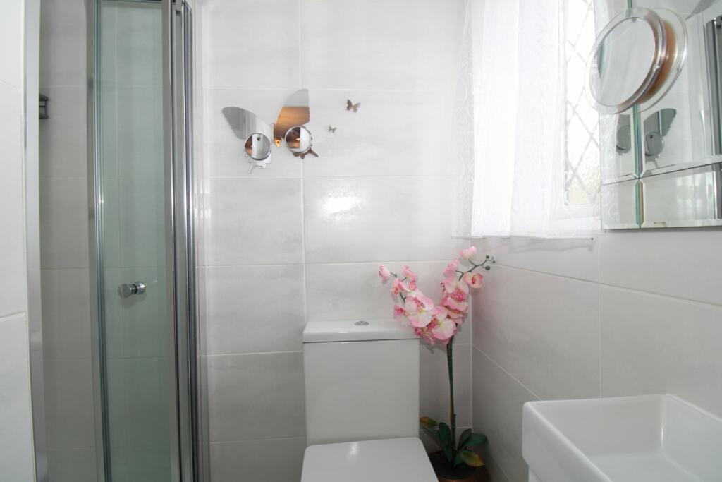 EN-SUITE SHOWER ROOM