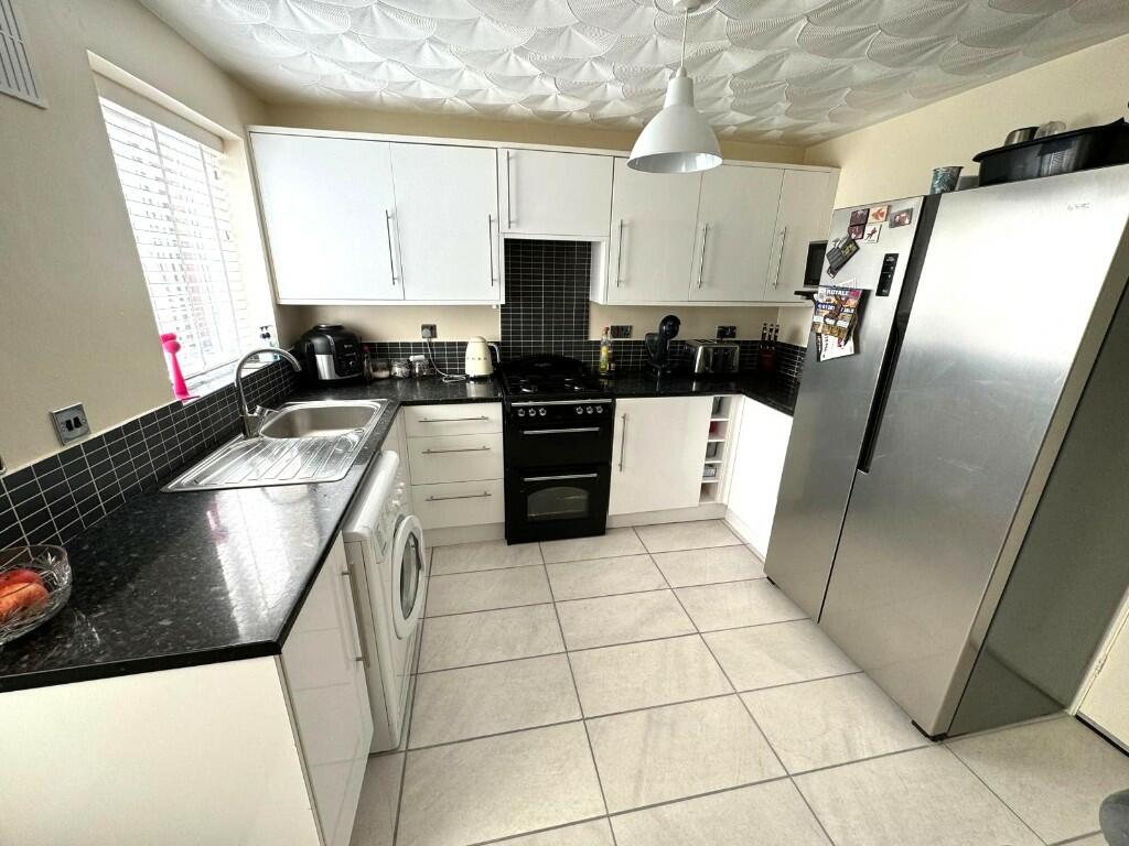 FITTED KITCHEN