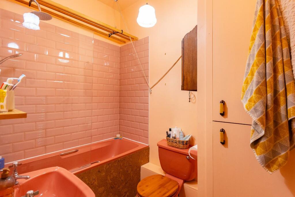 0E8MBN - Bathroom A.jpg