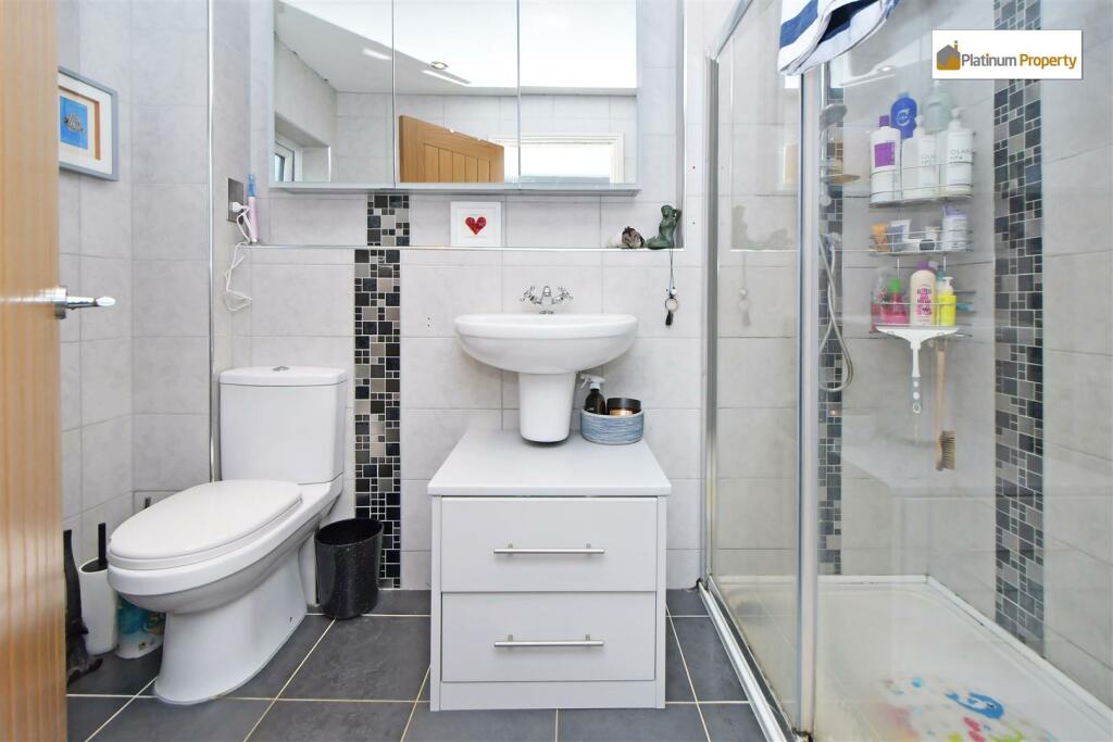 EN-SUITE SHOWER ROOM