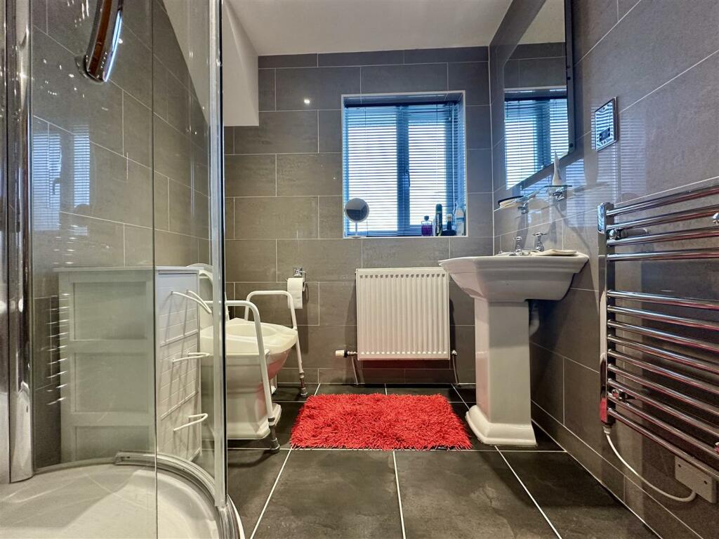 En-Suite Bathroom