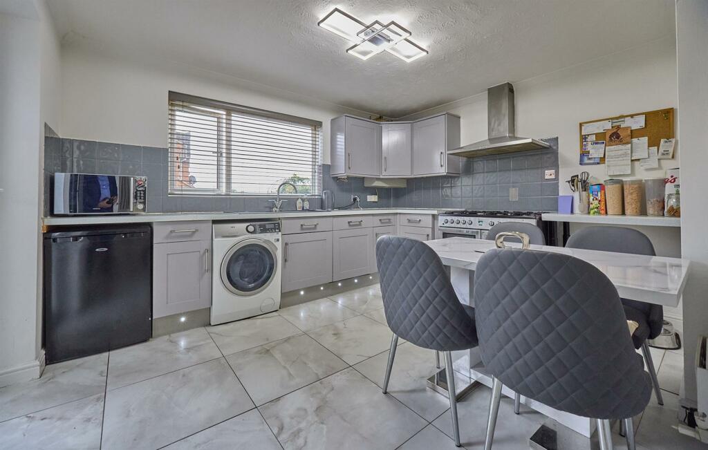 FITTED DINING KITCHEN TO REAR