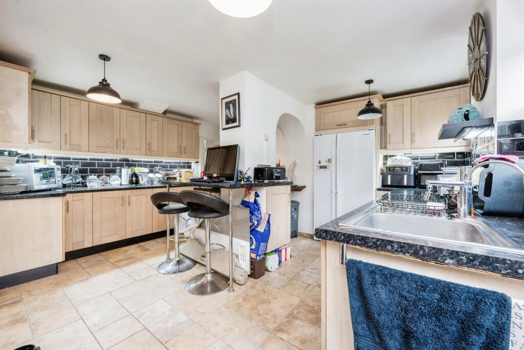 Kitchen / Breakfast Room