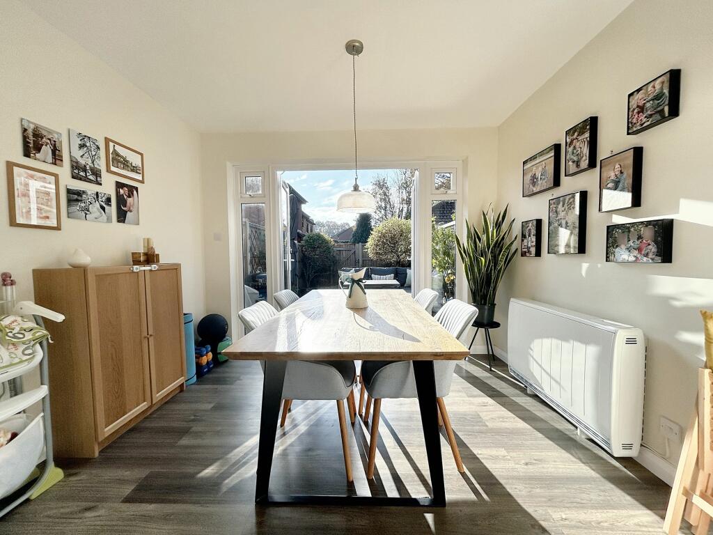 KITCHEN/DINING ROOM