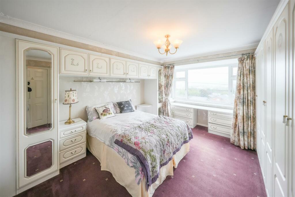 MAIN BEDROOM