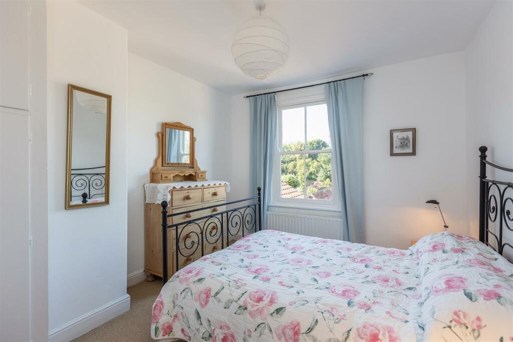 Swallowhurst Bedroom 2-1.jpg