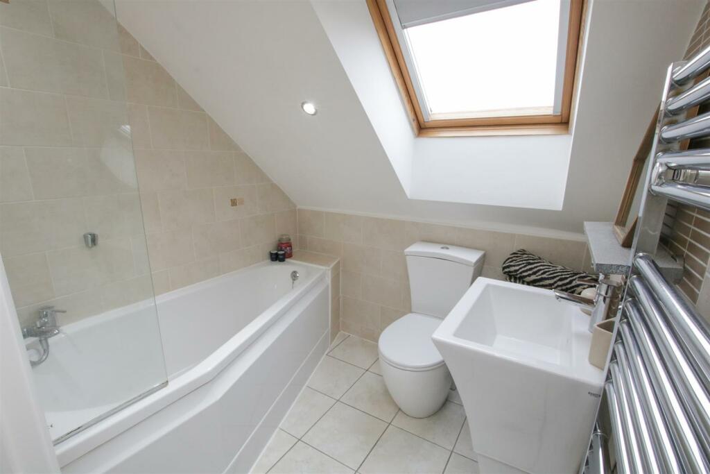 EN-SUITE BATHROOM