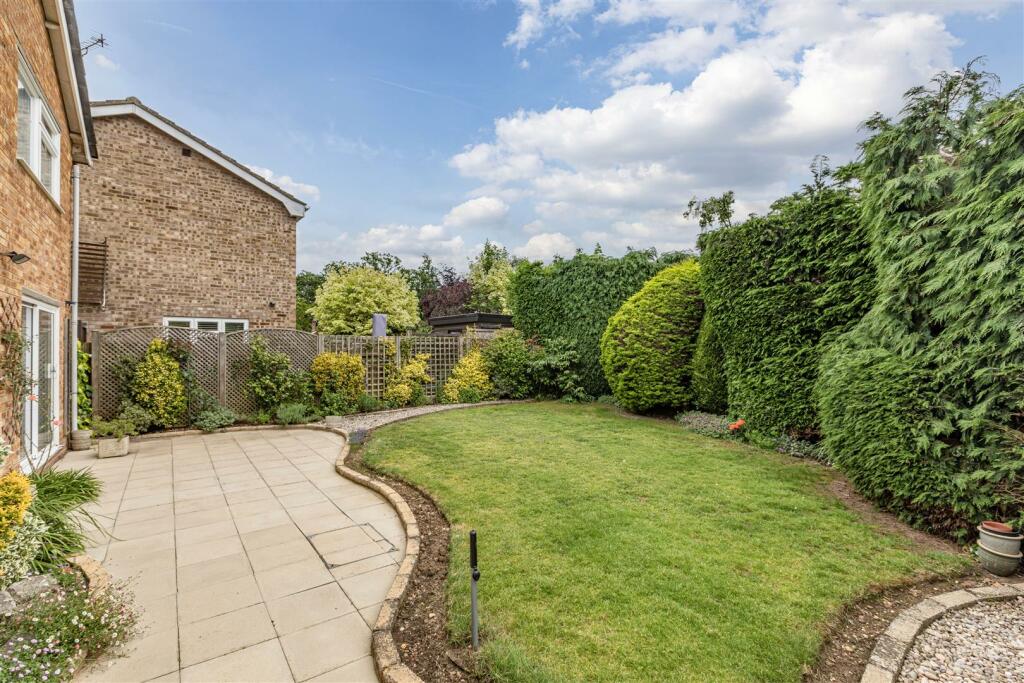 6 Acacia Close, Woodham, KT15 3sj - 21.jpg