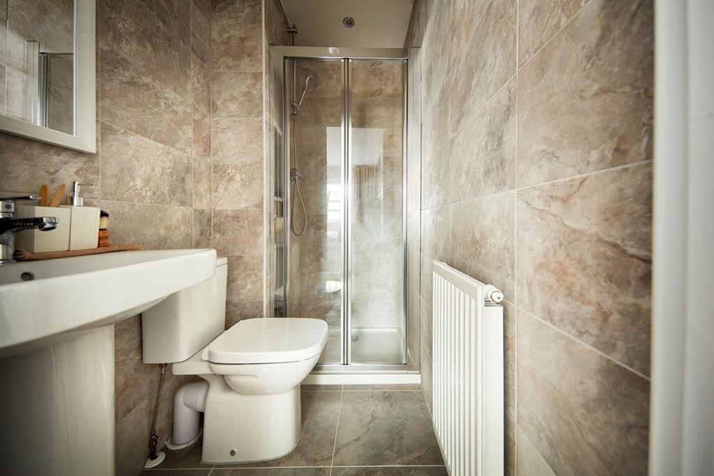 The en-suite makes mornings more efficient